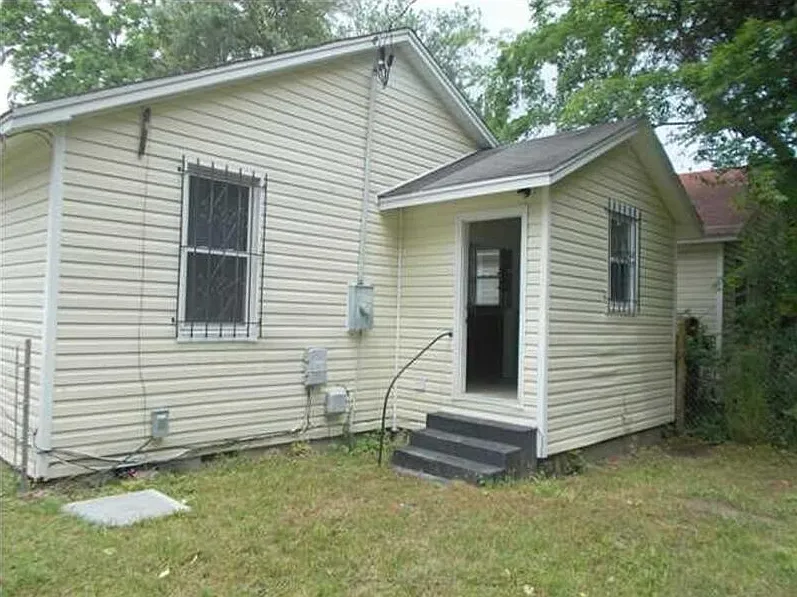 3 bed, 1.0 bath, 984 sqft, $1,550 — Photo 2
