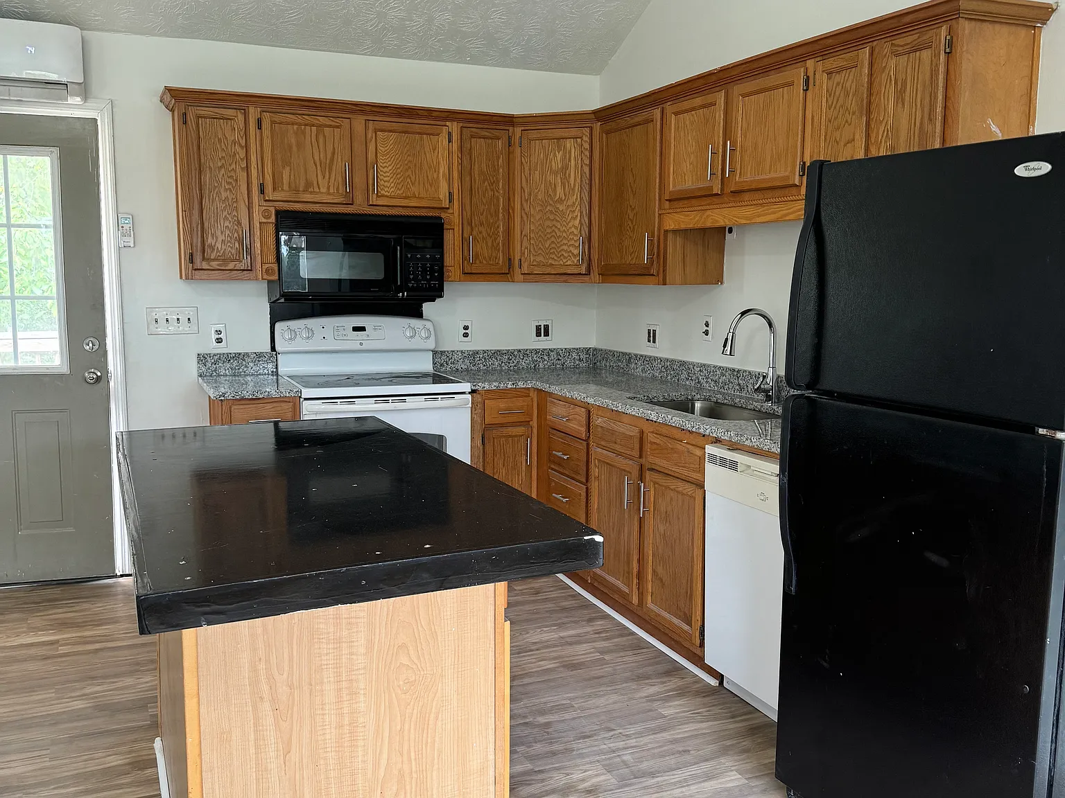 Studio, 650 sqft, $695 — Photo 3