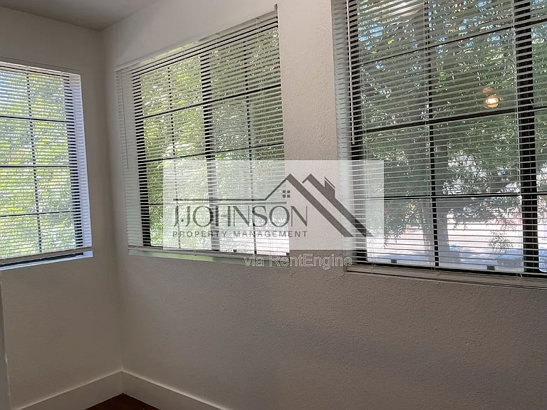 830 N Van Buren St #B — Photo 9