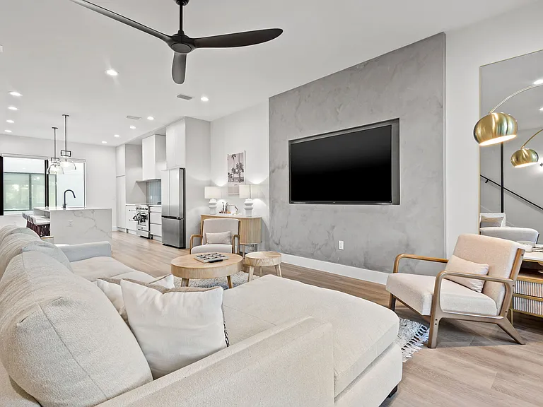 210 W Columbus Dr #3 — Photo 18