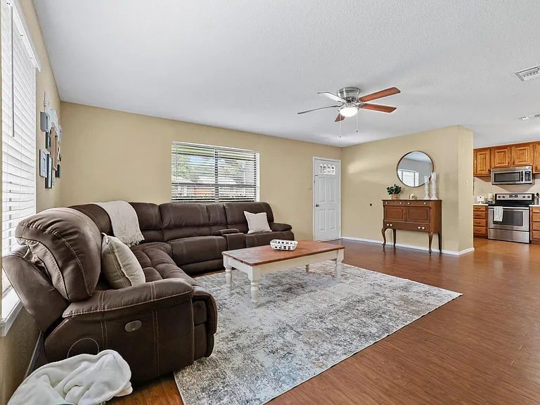 713 Patricia Dr — Photo 8