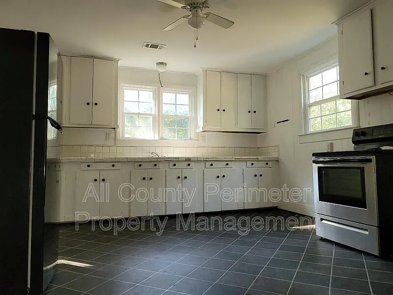 3 bed, 1.0 bath, 1650 sqft, $1,000 — Photo 3
