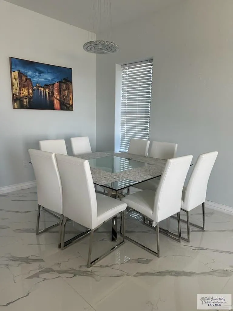 3 bed, 2.0 bath, 2000 sqft, $5,500 — Photo 3