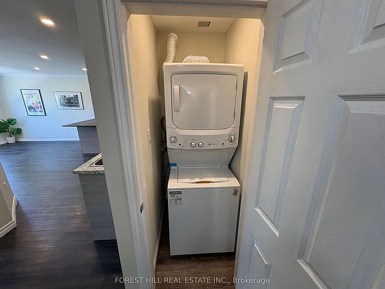 130 King St E #8 — Photo 12