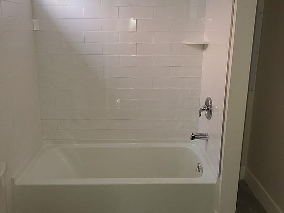 5th image of 5809 Lansdowne Ave #2B