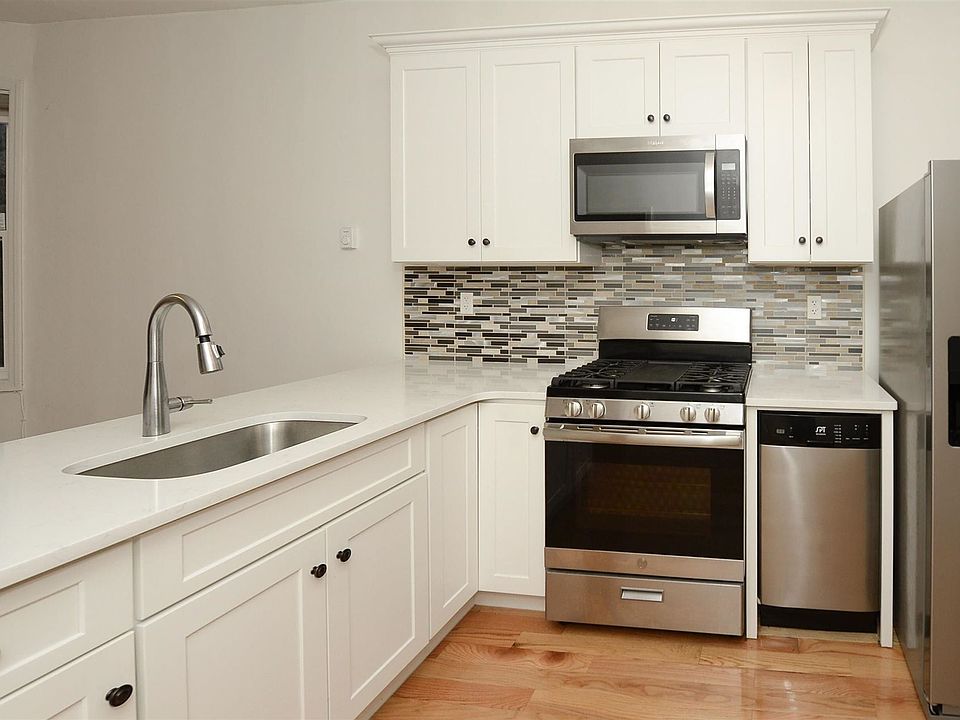 1st image of 35 Poplar St APT 2R