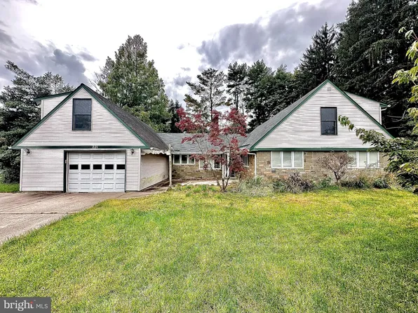 221 Forsythia Dr S, Levittown, PA 19056