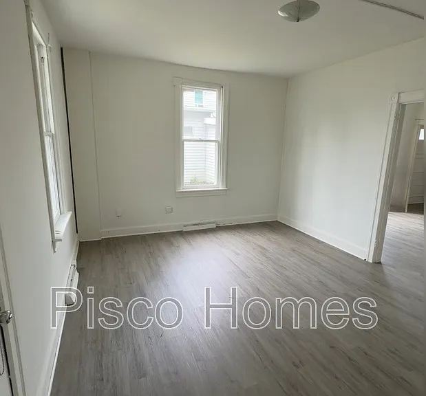 814 Salem Ave — Photo 7