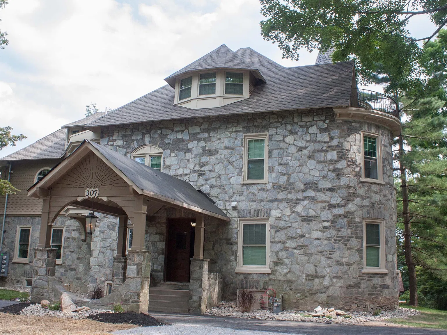 307 W Park Ave — Photo 1