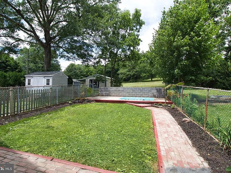 143 Green St — Photo 3