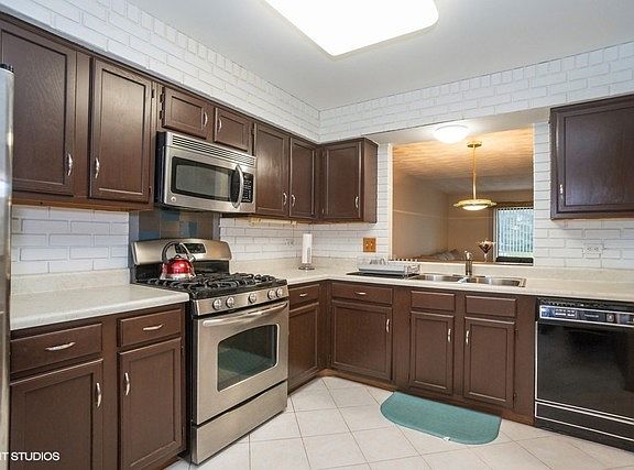 3rd image of 1161 E Randville Dr