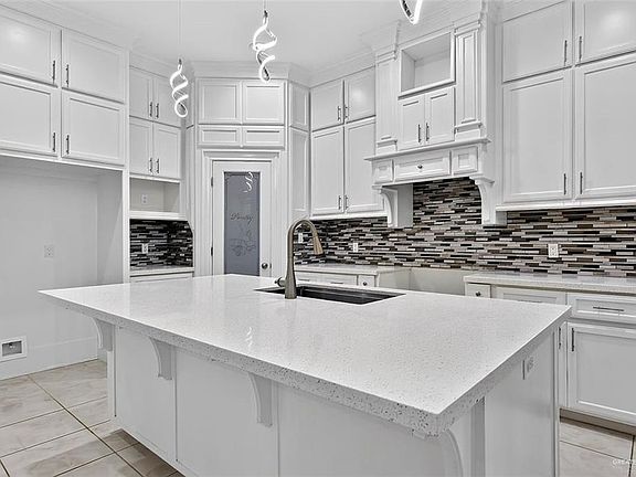 4th image of 404 Royal Dr