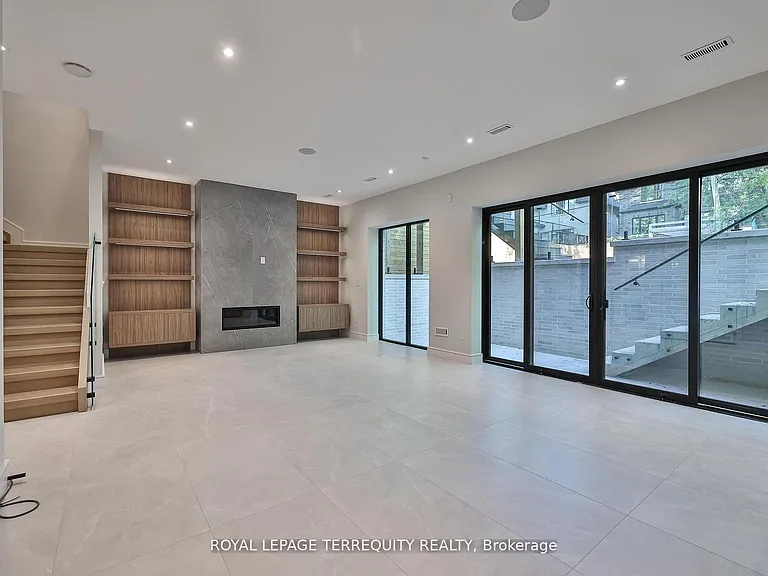 741 Woburn Ave — Photo 41