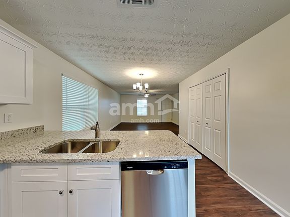 5th image of 816 Carlton Pointe Pl