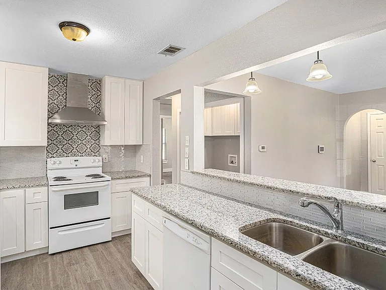 2533 Warren Ave — Photo 34