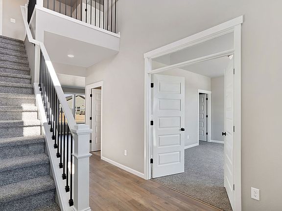5th image of 733 J St NE