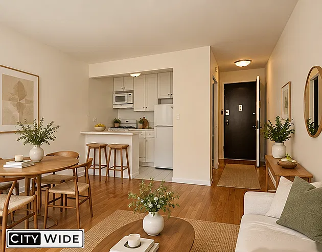 1661 York Ave — Photo 2