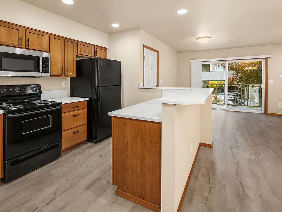 Large kitchen great for entertaining! This space has a great eat bar, maximizing the usable space.
