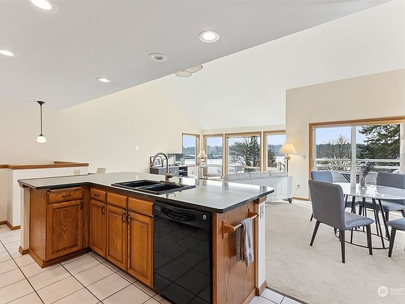 4th image of 2031 Berry Street NE