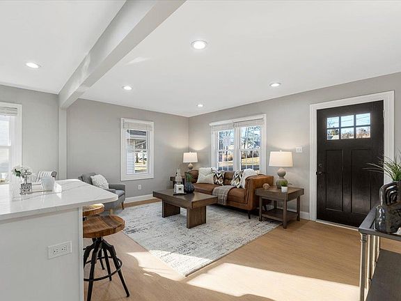 3rd image of 426 E Elliott Ave