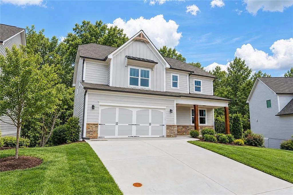 6 bed, 4.0 bath, 4867 sqft, $4,800 — Photo 2