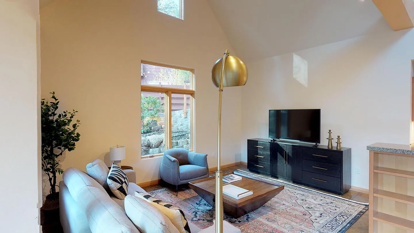Private Bedroom in Luxurious Oakland Hills Home with Large Yard — Photo 3