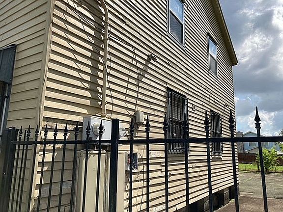 4th image of 3829 Paris Ave