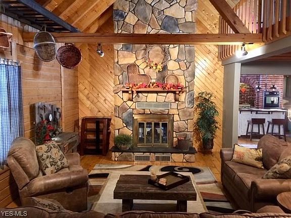 2nd image of 3065 Hillcrest Cir