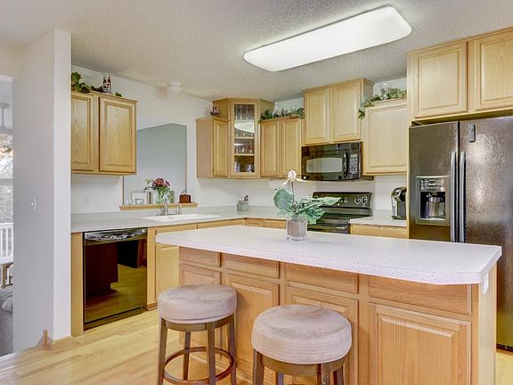3rd image of 9951 Redwood St NW