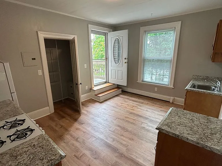 37 Railroad Ave — Photo 4