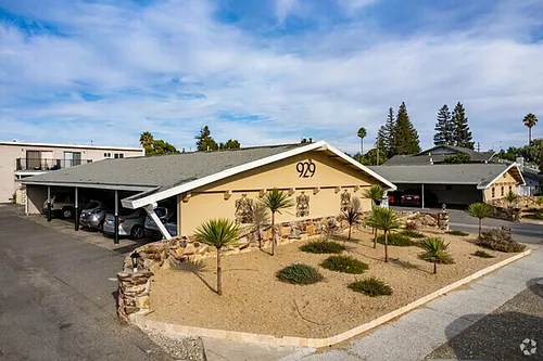 923 Tamarack Photo 1