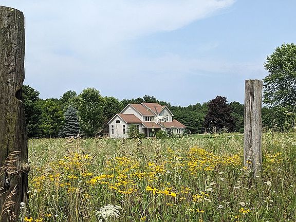 4th image of 852 Sand Rd