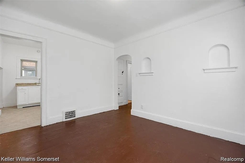 3 bed, 1.0 bath, 1000 sqft, $1,200 — Photo 3