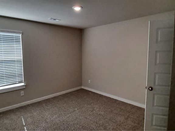 3rd image of 906 Sonoma St