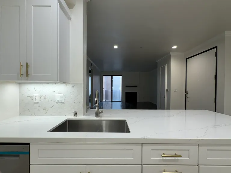 625 S Berendo St #413 — Photo 2