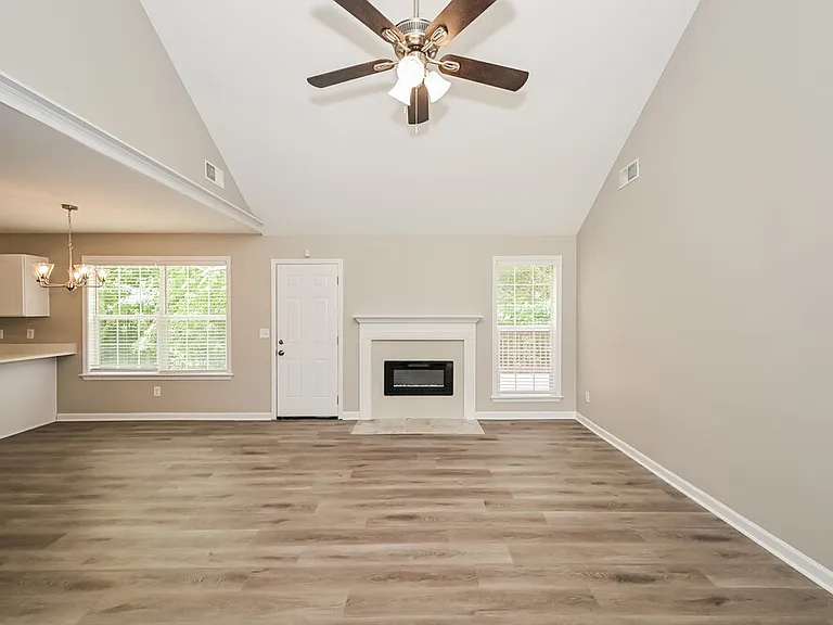 1126 Poplar Hollow Rd — Photo 4
