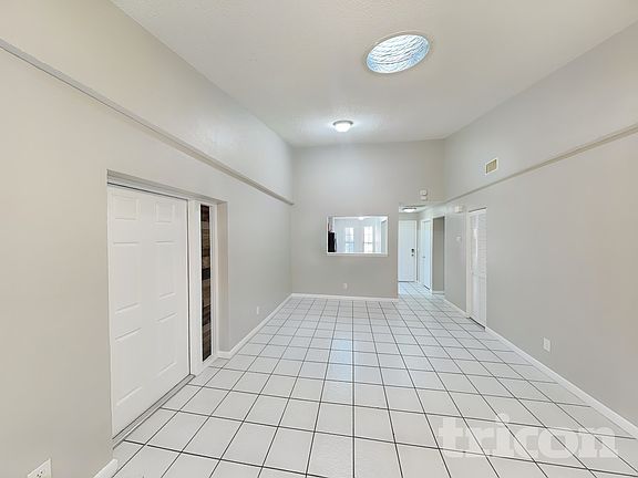 2nd image of 835 Stonybrook Cir