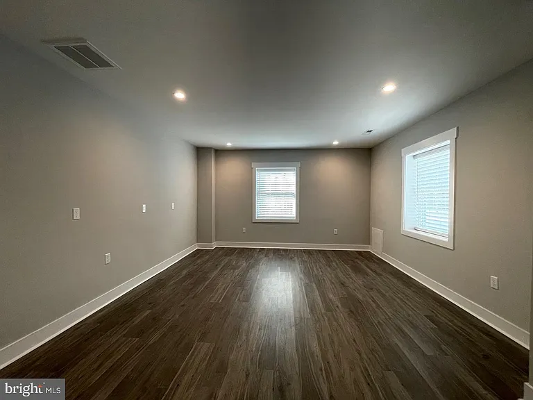 307 Charles St — Photo 15