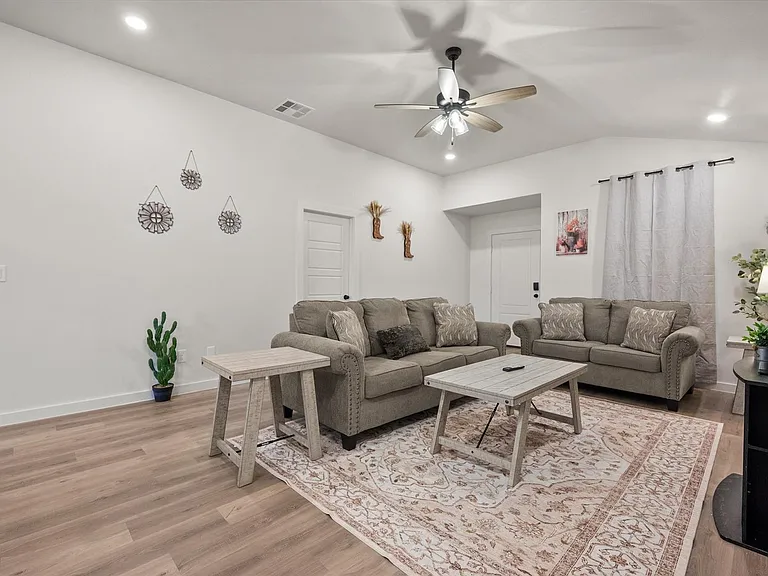 2509 Kenwood Ave — Photo 8