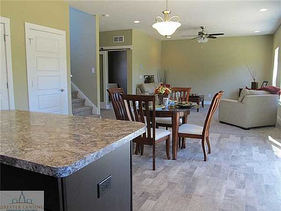 4th image of 37 Summerbrooke Cir