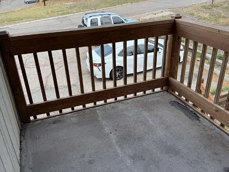 305 Meadow Dr — Photo 3