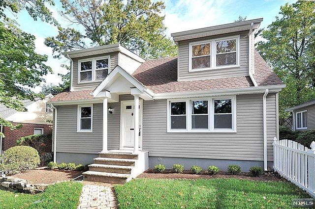 1st image of 423 Woodland Pl