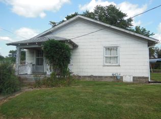 120 Willow St, Flora, IL 62839