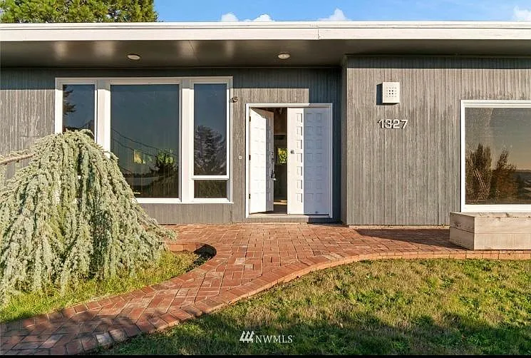 1327 N Fir St — Photo 1