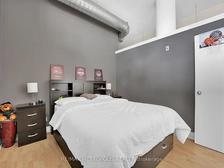 276 King St W #207 — Photo 16