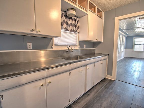 4th image of 2921 N Leslie Ave