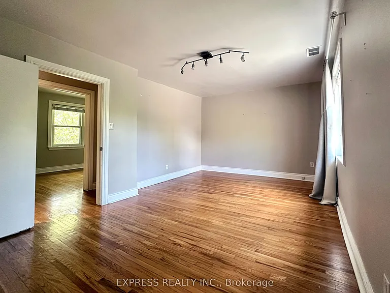 392 Hollywood Ave — Photo 6
