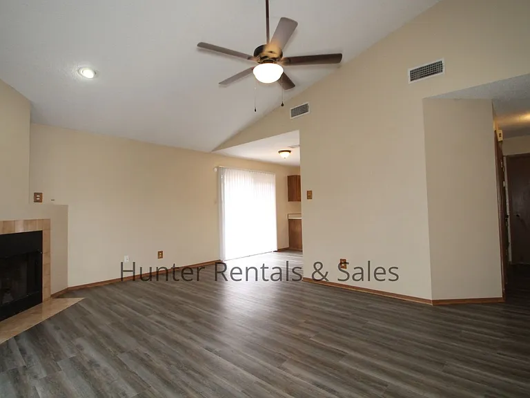 2404 Windmill Dr — Photo 6