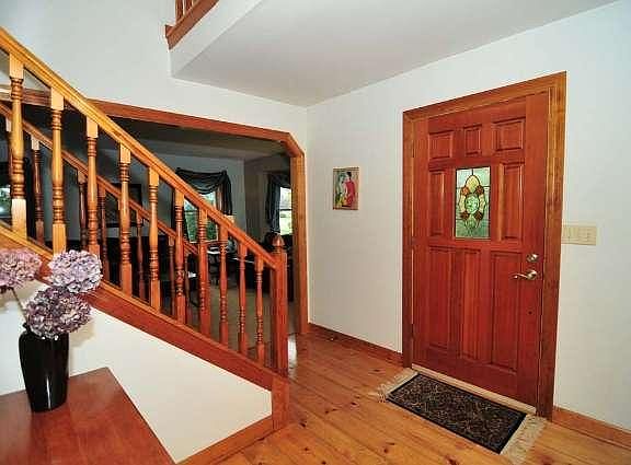 WELCOMING FOYER w/GRAND OPEN STAIRCASE!