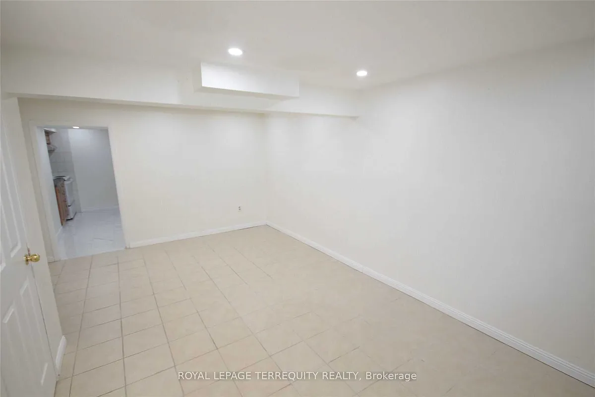 Building Photo - 111 Caronia Sq #BSMNT